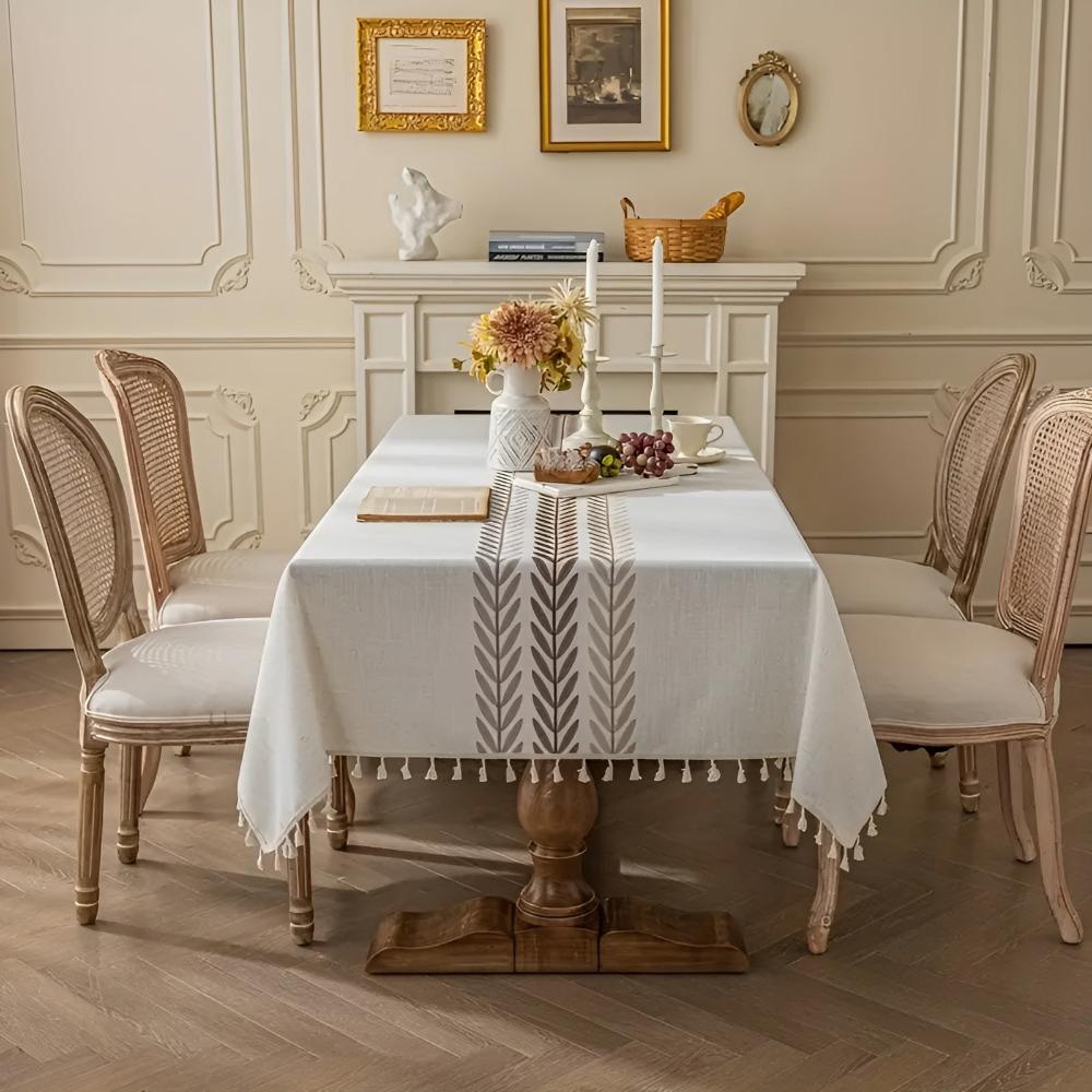 Stilvoll Tischdecke mit anmutig bestickten Blättern
