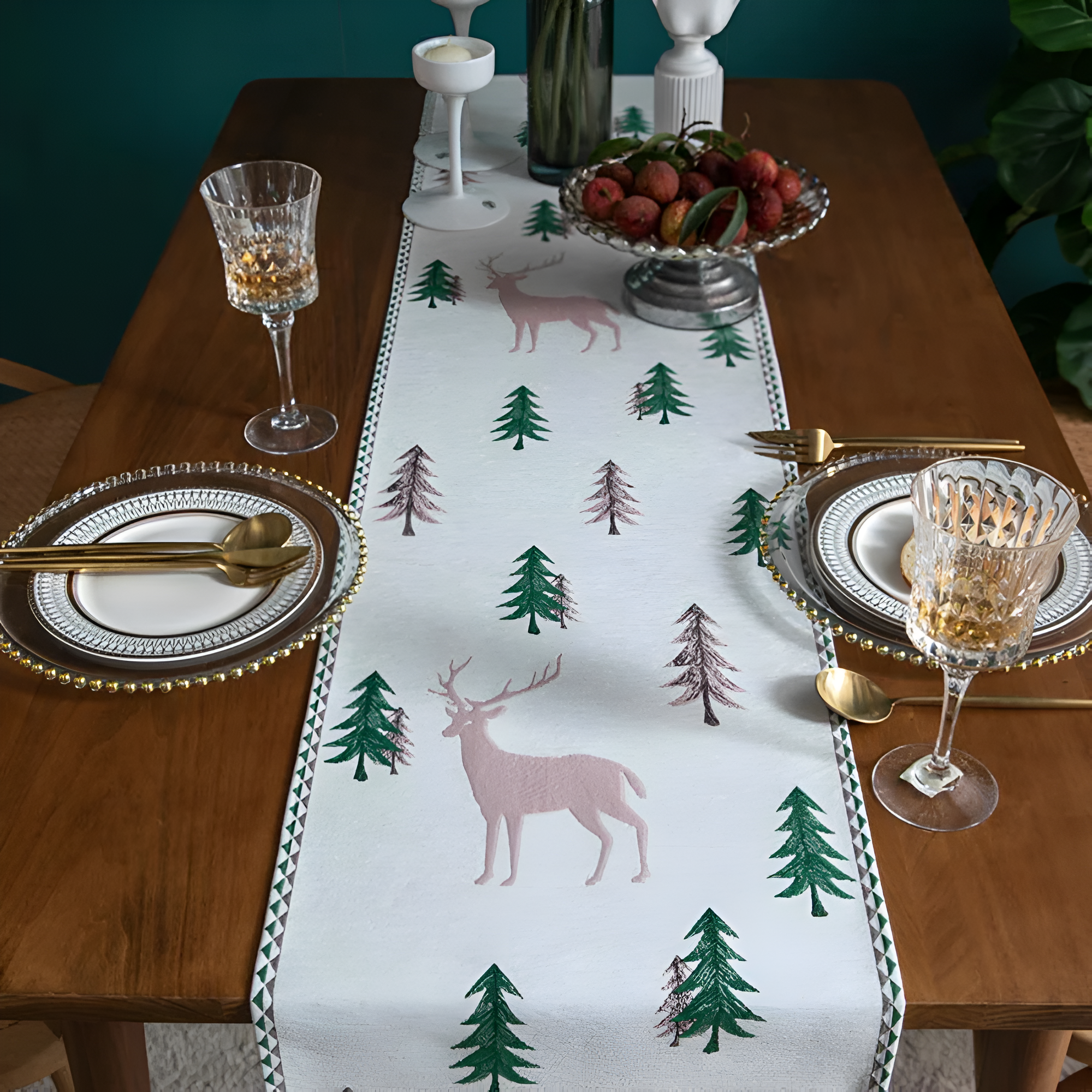 Festlicher Tischläufer mit Tannenzweig-Motiv und Quasten