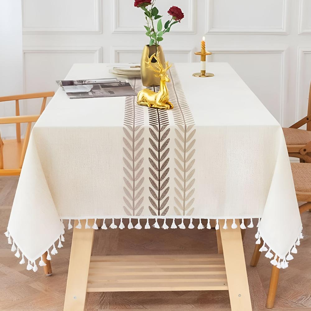 Stilvoll Tischdecke mit anmutig bestickten Blättern