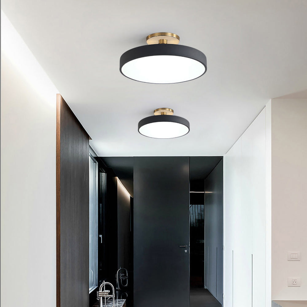Runde LED-Halbeinbauleuchte Im Modernen, Klaren Design