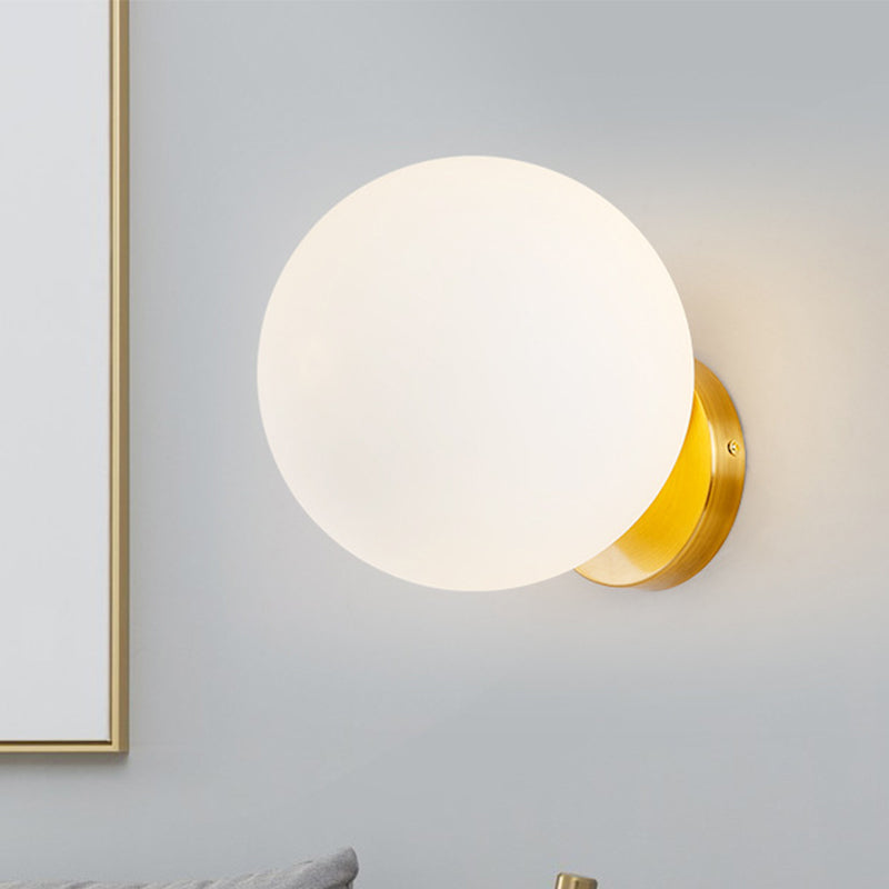 Zeitgenössische Wandlampe Mit Opalem Glasball Und Goldener Wandhalterung