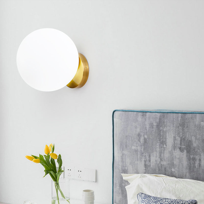 Zeitgenössische Wandlampe Mit Opalem Glasball Und Goldener Wandhalterung