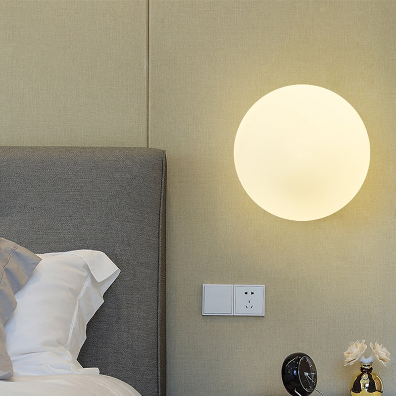 Zeitgenössische Wandlampe Mit Opalem Glasball Und Goldener Wandhalterung