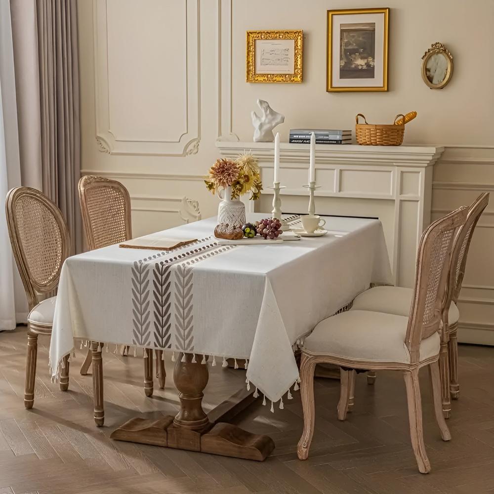 Stilvoll Tischdecke mit anmutig bestickten Blättern