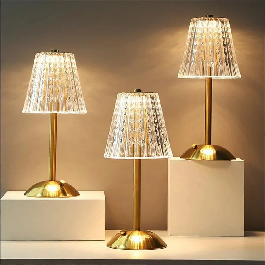 Luxuriöse Kristalllampe – Goldakzente Für Stilvolle Räume
