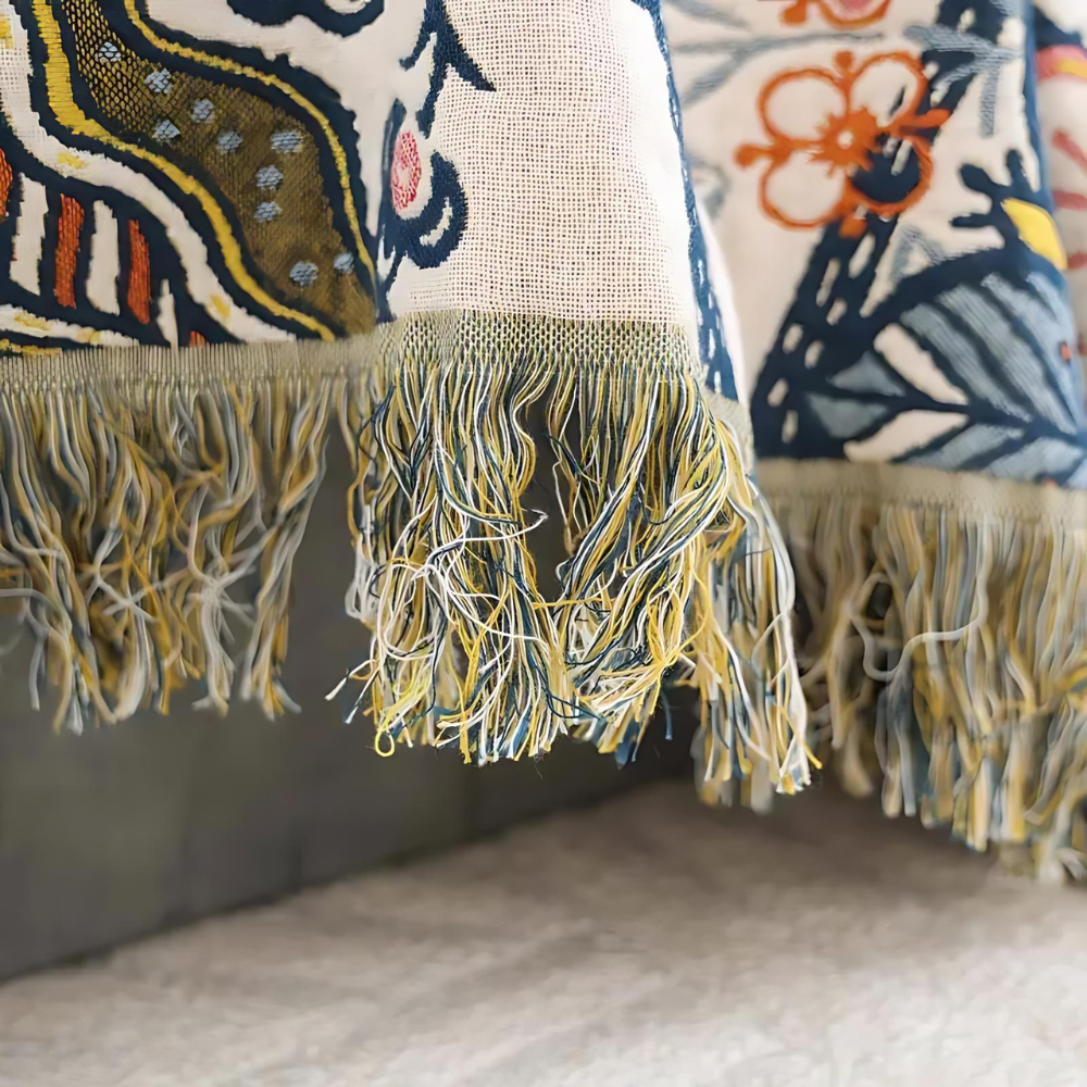 Rustikale Decke mit kunstvollem Blumenmuster