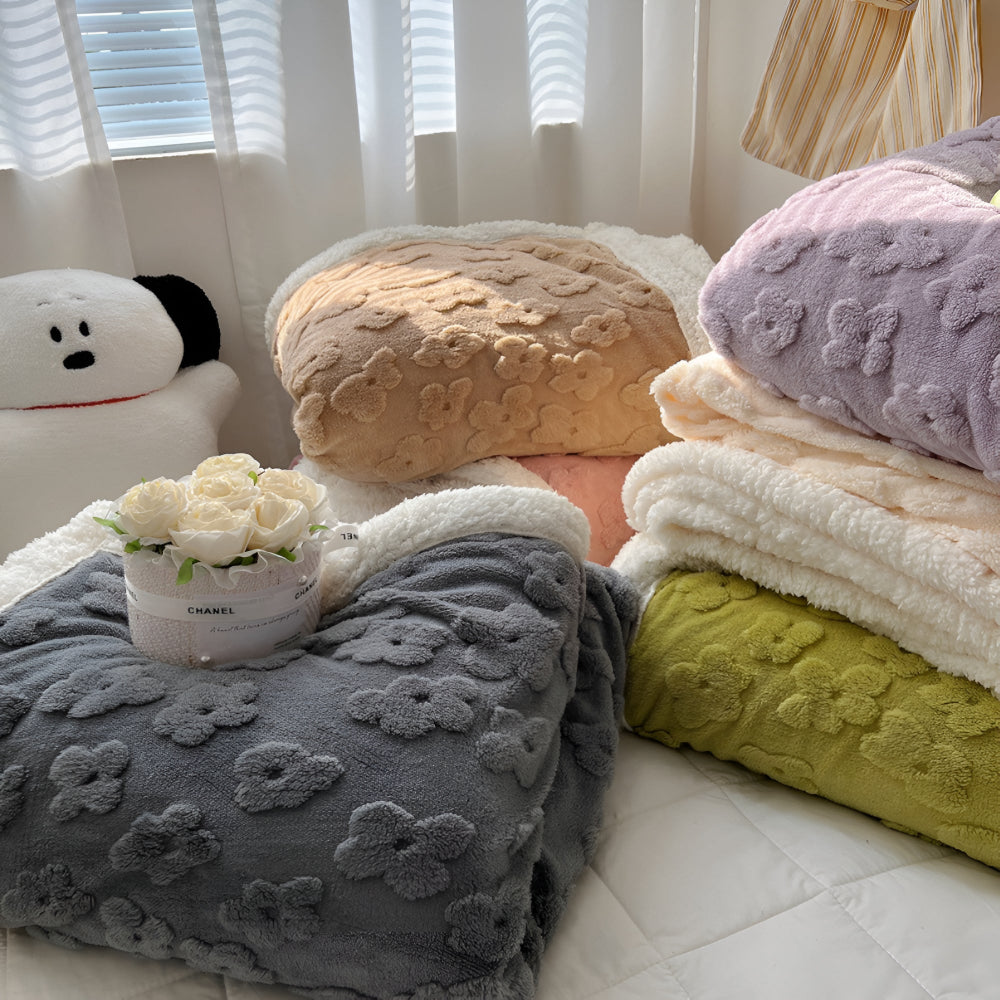 Flauschige Wohndecke mit Blumenmuster