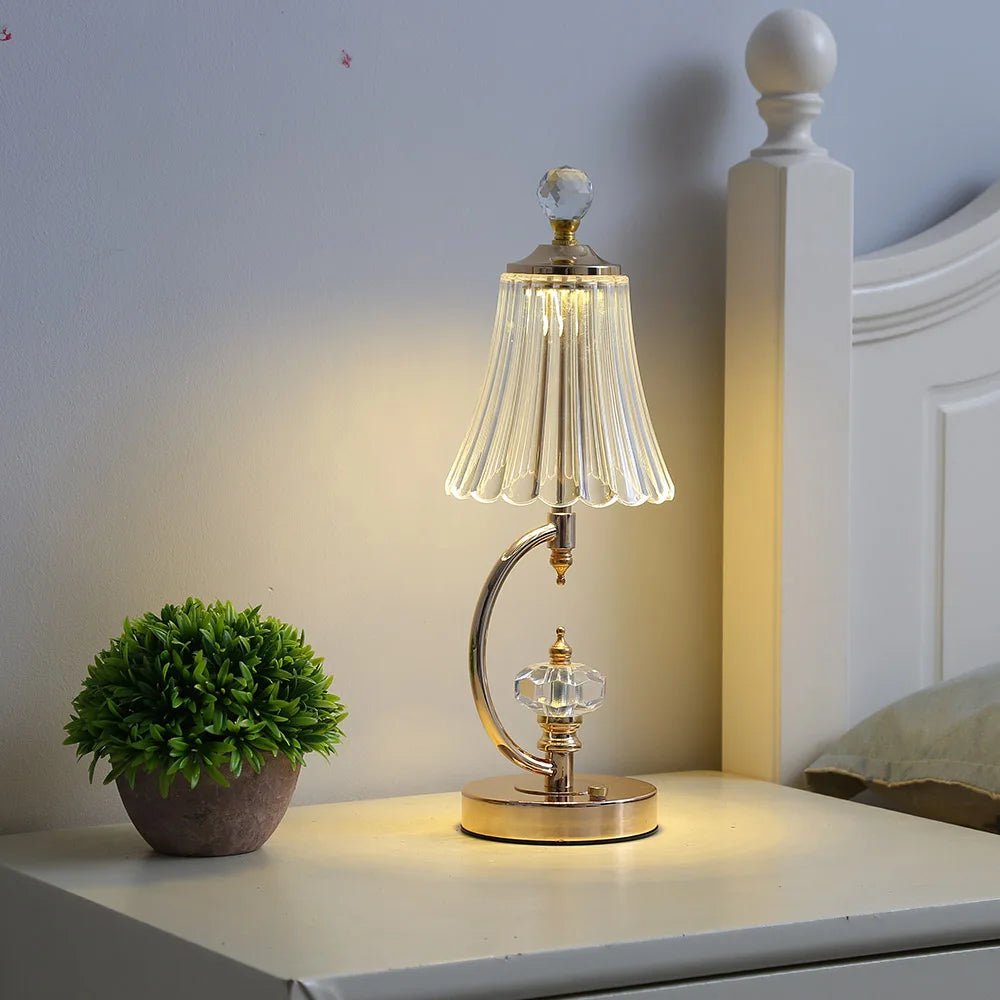 Antike Tischlampe – Kristallglas trifft auf goldene Eleganz