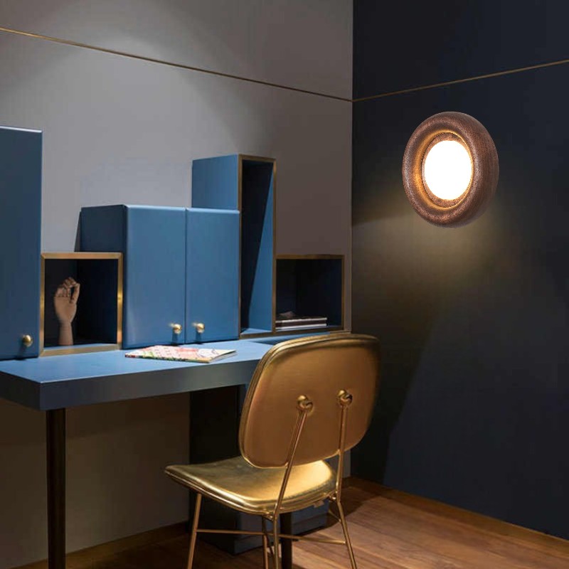 Runde Wandbeleuchtung in Holzfarbe