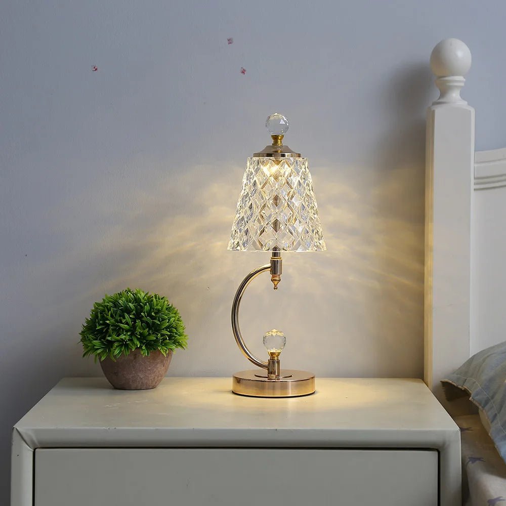 Lampe Aus Kristallglas Mit Goldfarbenen Akzenten