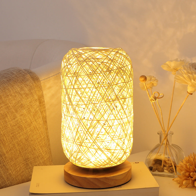 Kompakte LED-Schreibtischlampe mit Holzsockel und USB