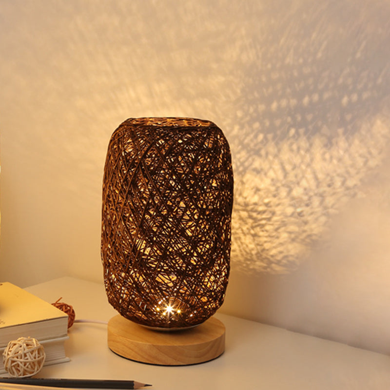 Kompakte LED-Schreibtischlampe mit Holzsockel und USB