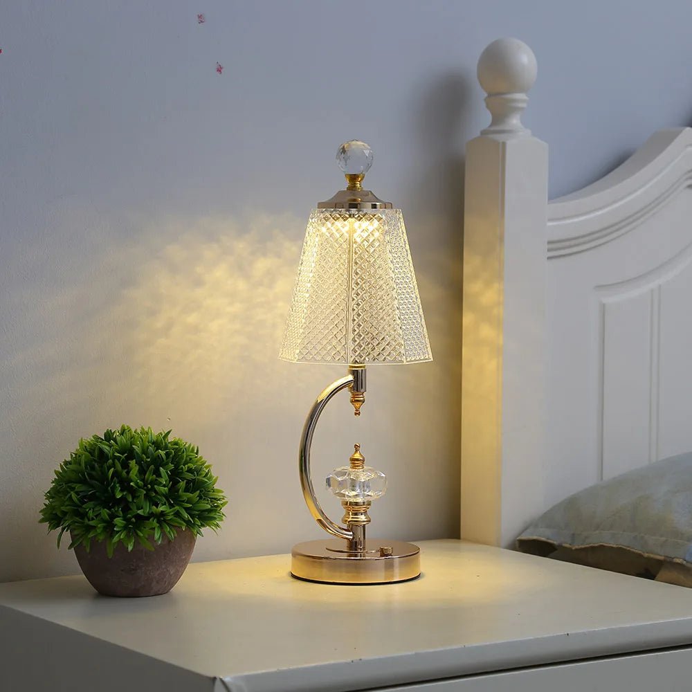 Lampe Aus Kristallglas Mit Goldfarbenen Akzenten