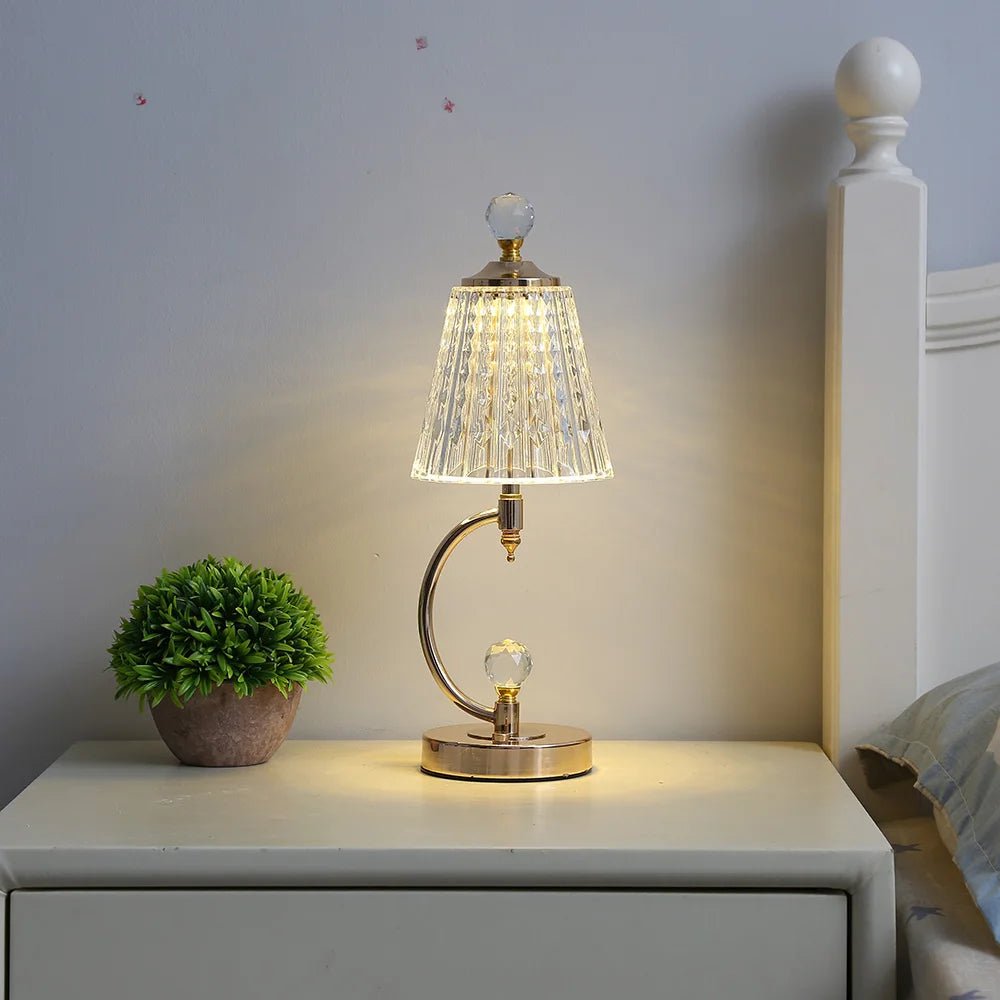 Lampe Aus Kristallglas Mit Goldfarbenen Akzenten