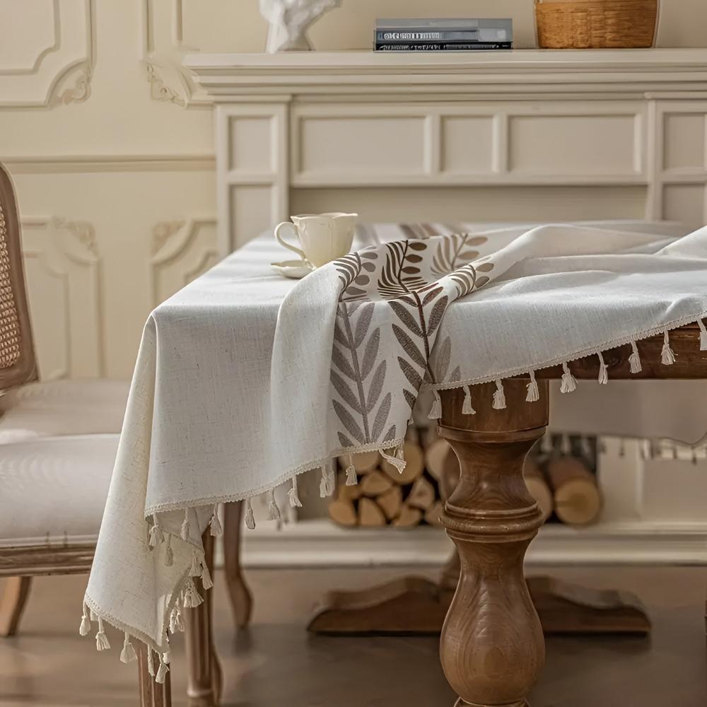 Stilvoll Tischdecke mit anmutig bestickten Blättern