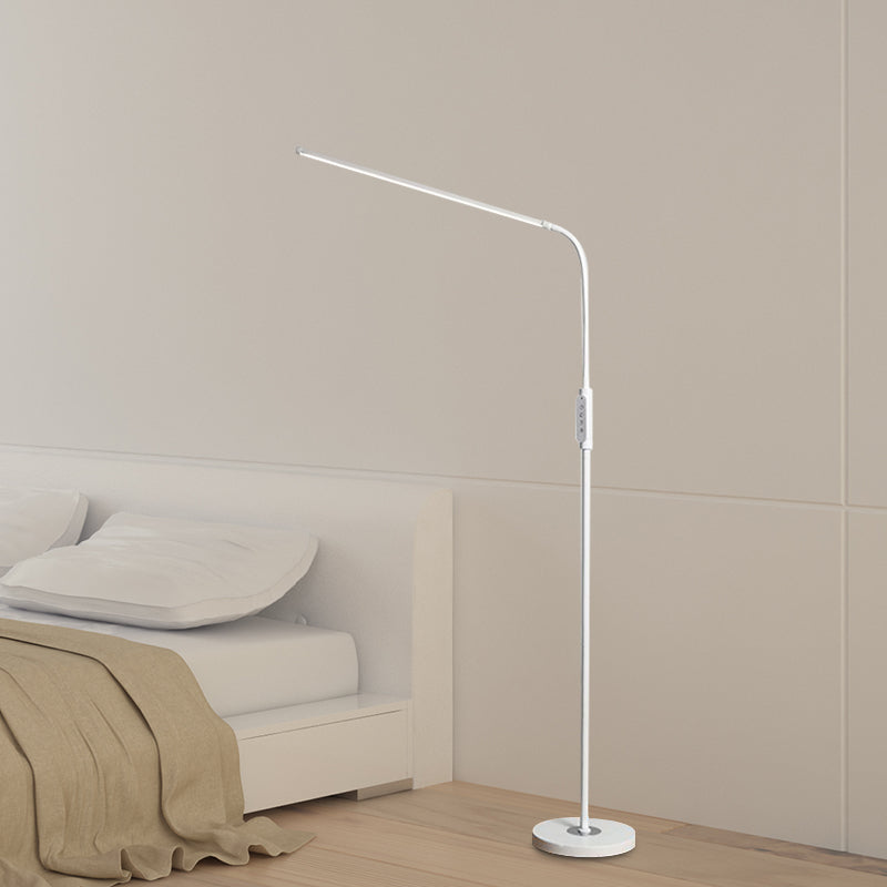 Zeitgemäße LED-Stehlampe Aus Metall Mit Flexiblem Lampenkopf