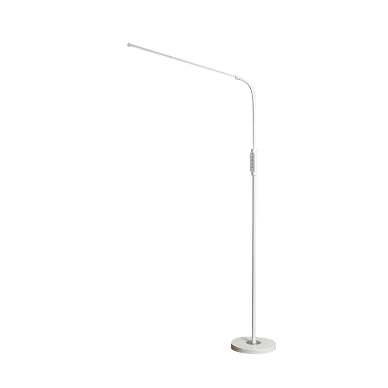 Zeitgemäße LED-Stehlampe Aus Metall Mit Flexiblem Lampenkopf