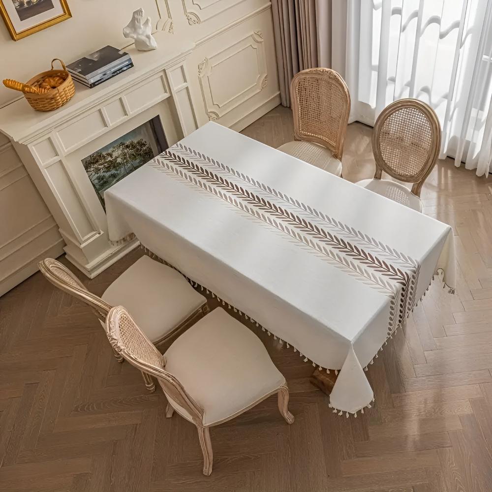 Stilvoll Tischdecke mit anmutig bestickten Blättern