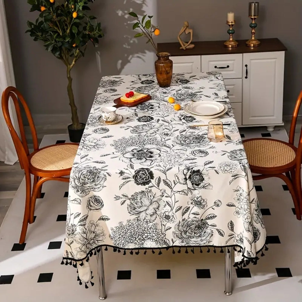 Rustikale Farmhouse-Tischdecke mit schwarzem Blumenmuster und Quasten