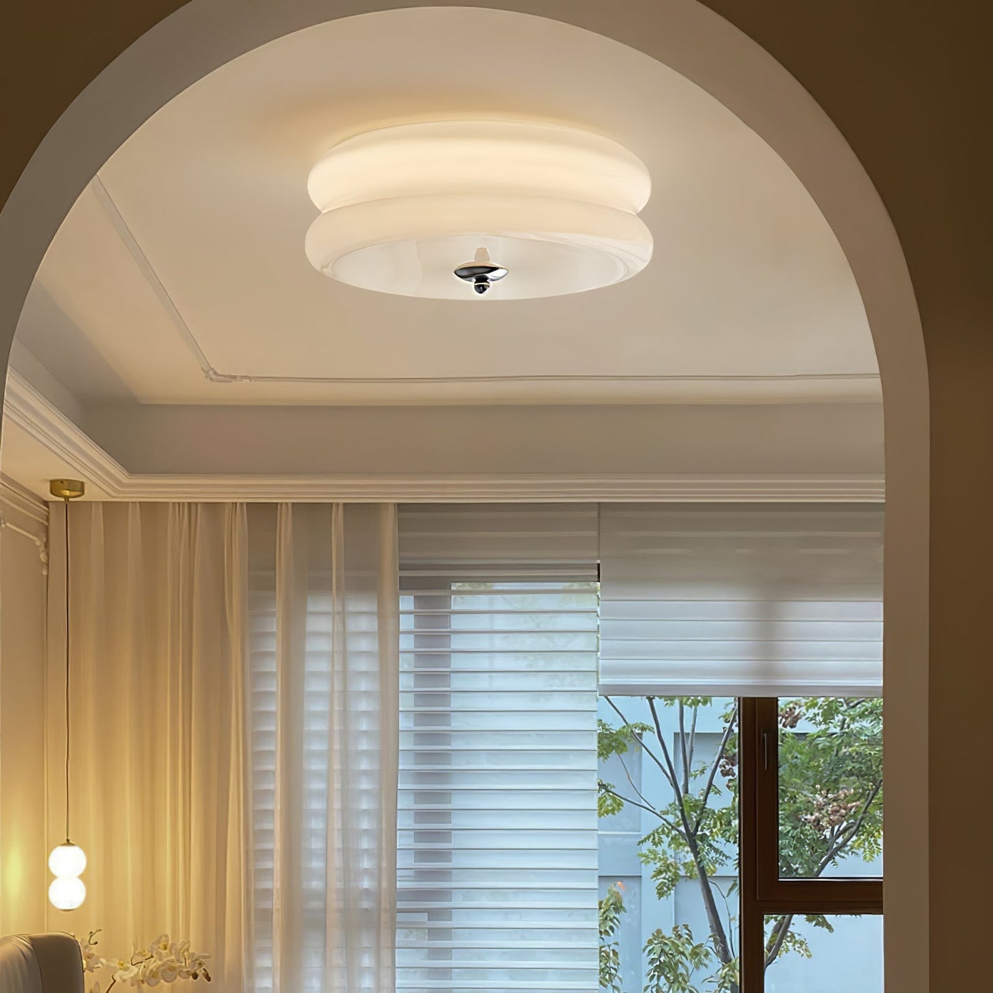 Messing & Creme Glas Deckenleuchte | Halbmontierte Retro Lampe