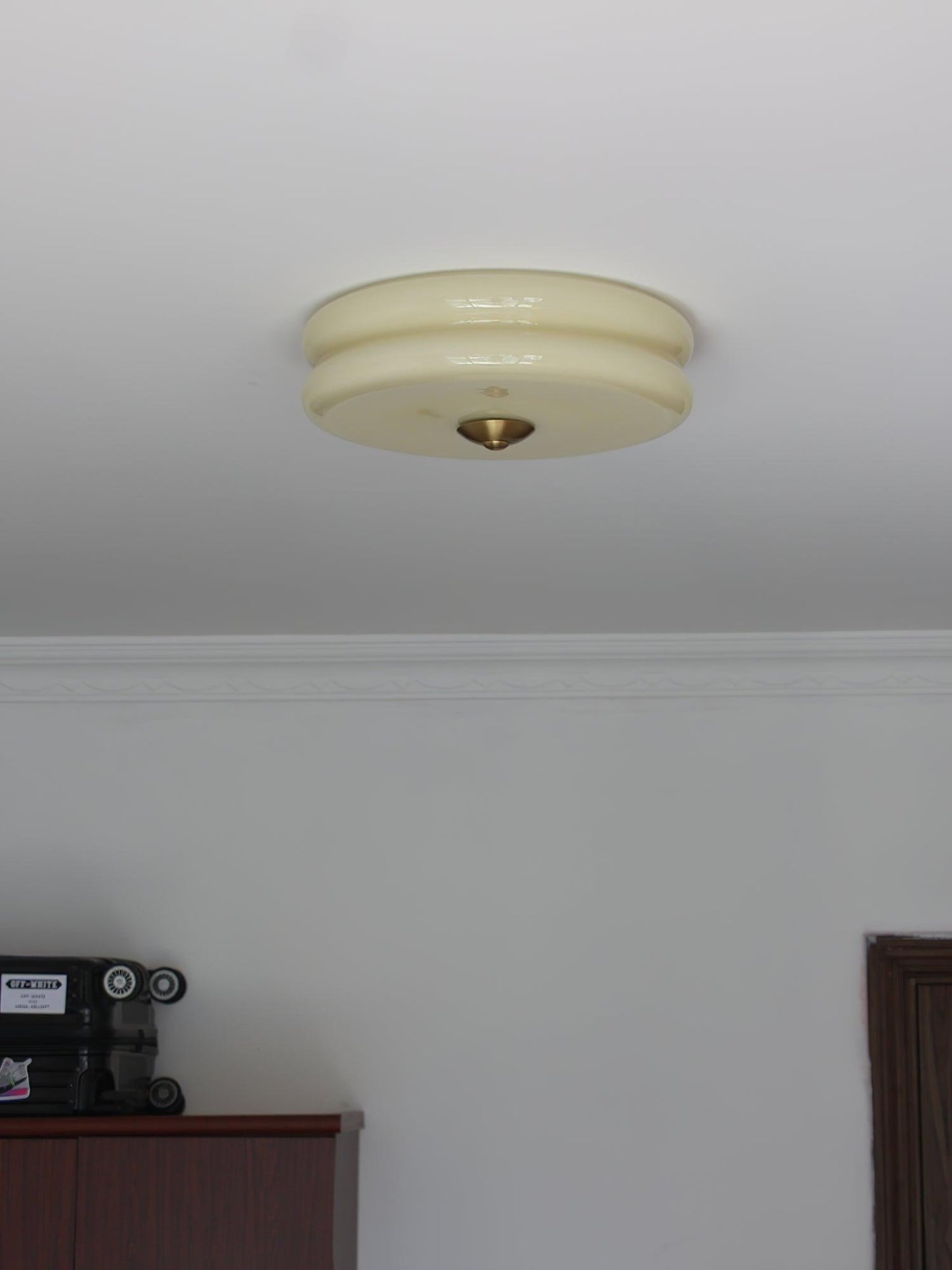 Messing & Creme Glas Deckenleuchte | Halbmontierte Retro Lampe
