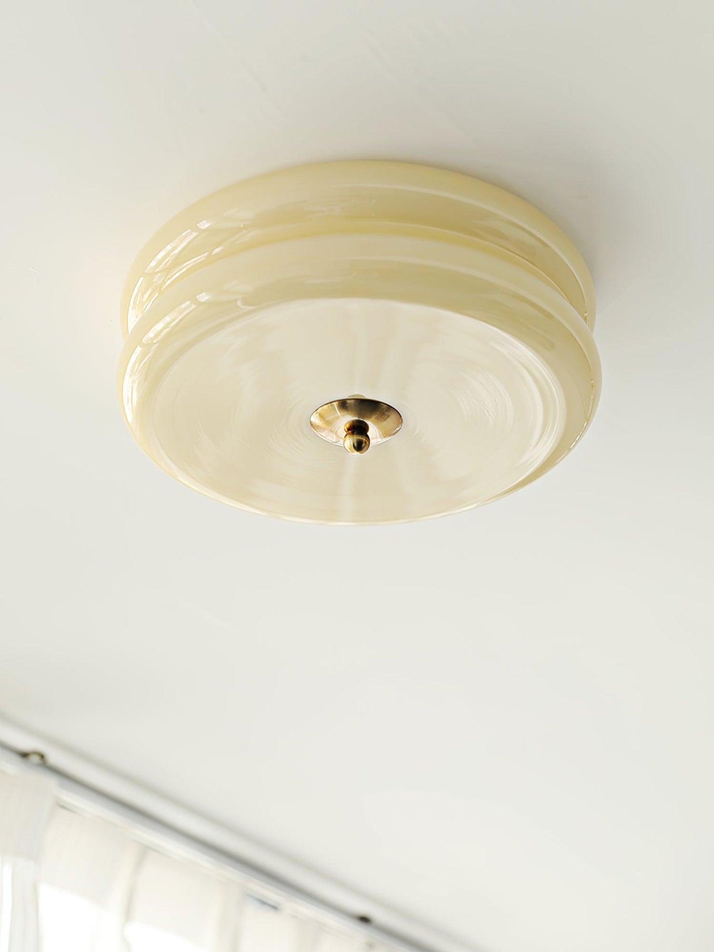 Messing & Creme Glas Deckenleuchte | Halbmontierte Retro Lampe