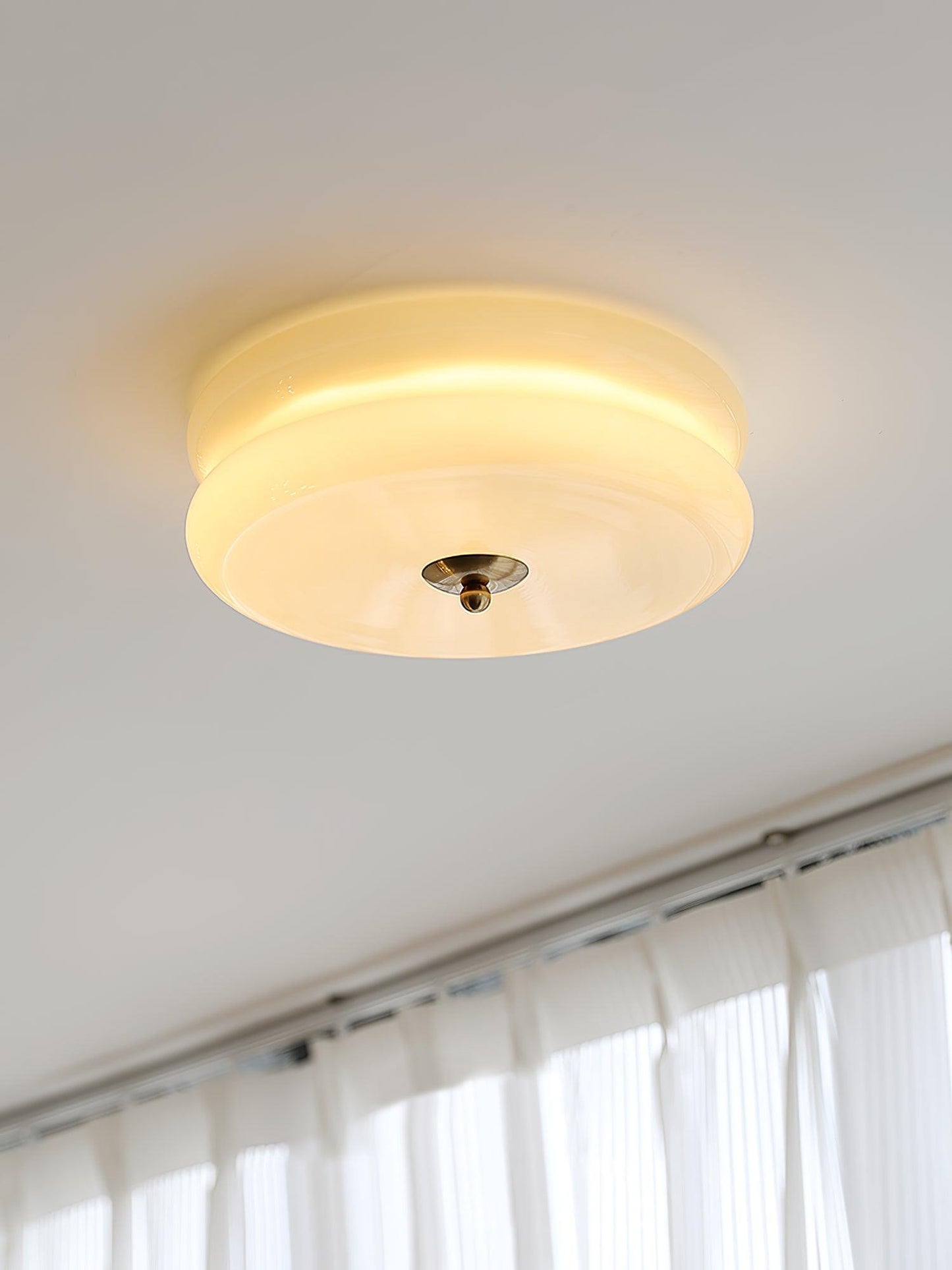 Messing & Creme Glas Deckenleuchte | Halbmontierte Retro Lampe