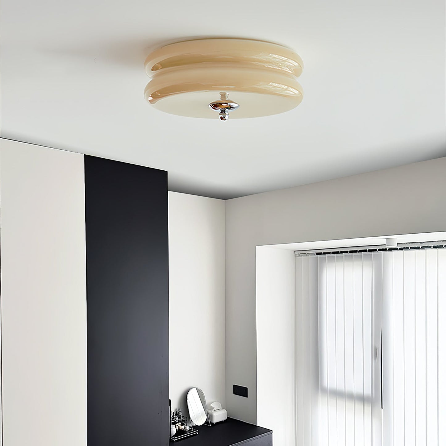Messing & Creme Glas Deckenleuchte | Halbmontierte Retro Lampe