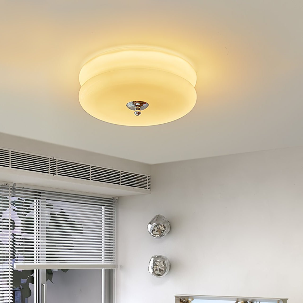Messing & Creme Glas Deckenleuchte | Halbmontierte Retro Lampe