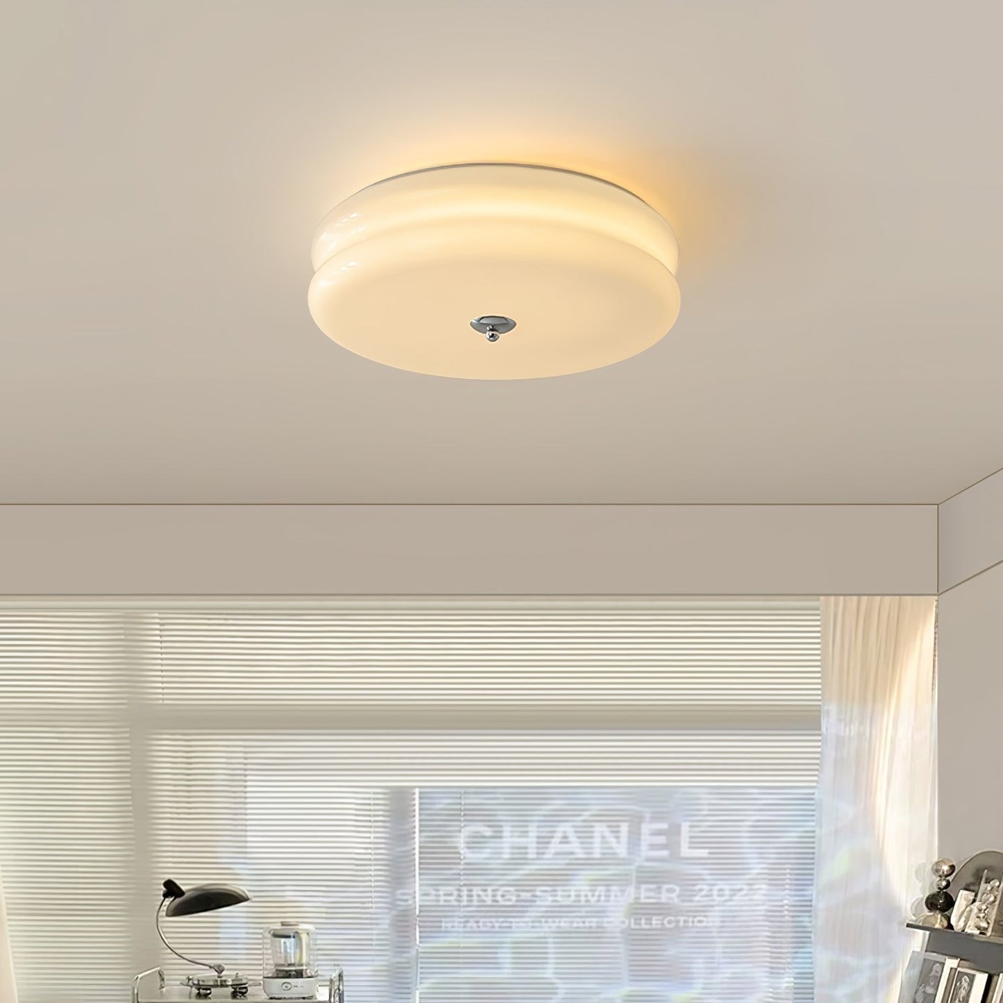 Messing & Creme Glas Deckenleuchte | Halbmontierte Retro Lampe