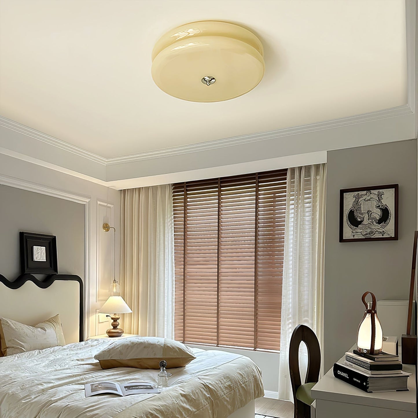 Messing & Creme Glas Deckenleuchte | Halbmontierte Retro Lampe