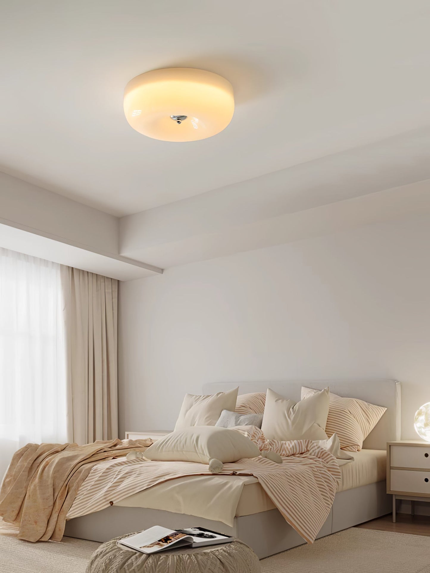 Messing & Creme Glas Deckenleuchte | Halbmontierte Retro Lampe