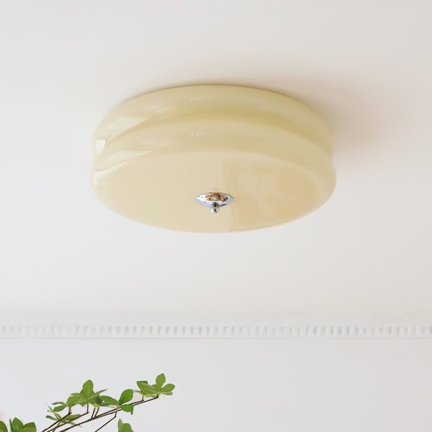 Messing & Creme Glas Deckenleuchte | Halbmontierte Retro Lampe
