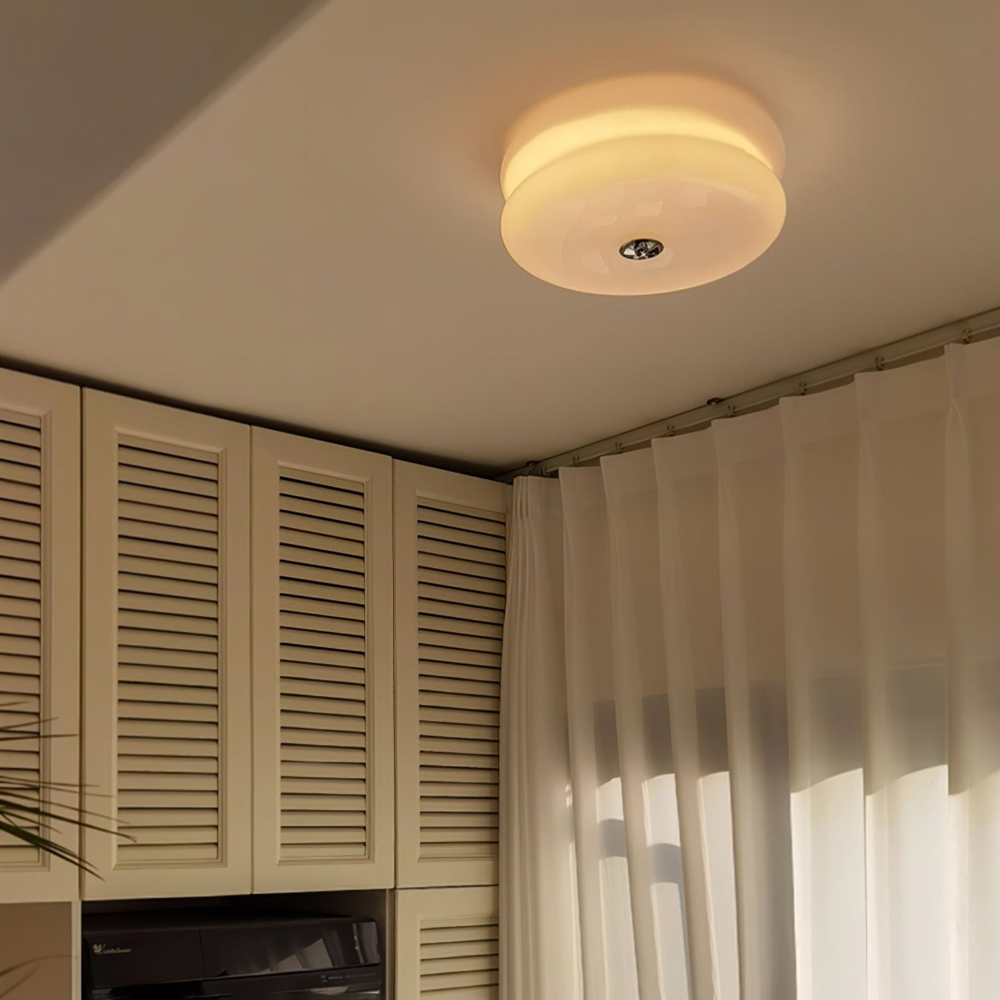 Messing & Creme Glas Deckenleuchte | Halbmontierte Retro Lampe