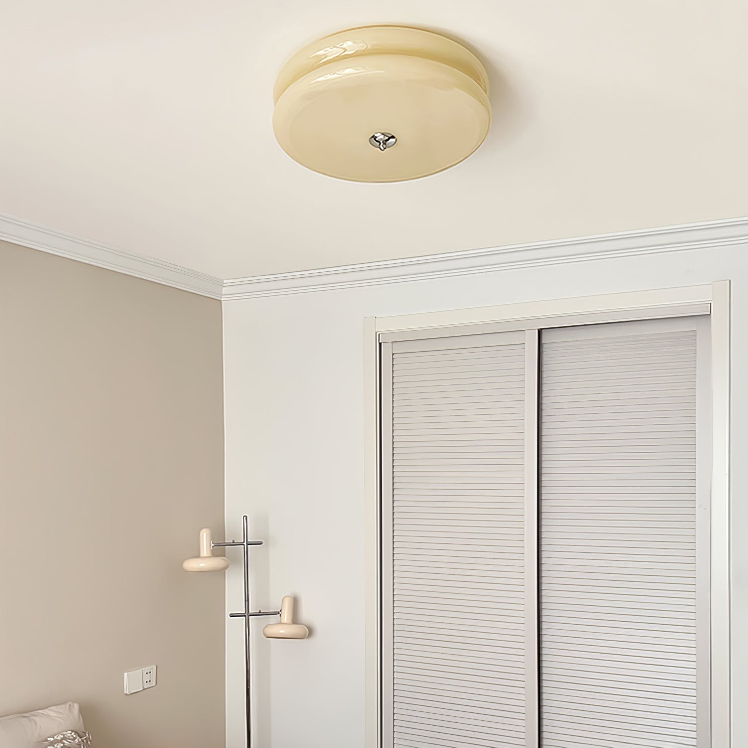 Messing & Creme Glas Deckenleuchte | Halbmontierte Retro Lampe