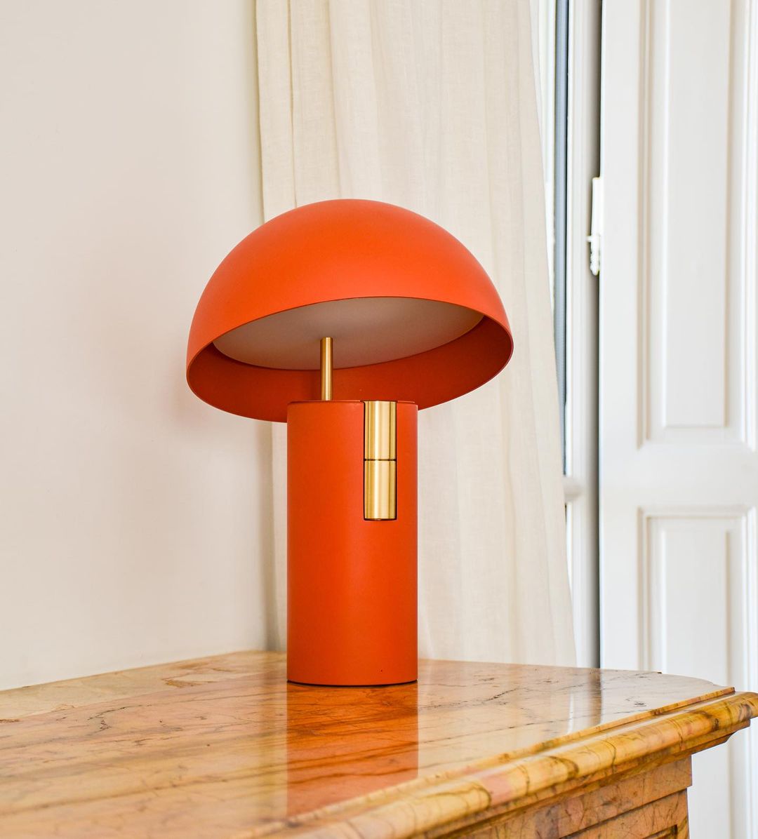 Tischlampe mit Geneigtem Schirm – Stilvolles Design
