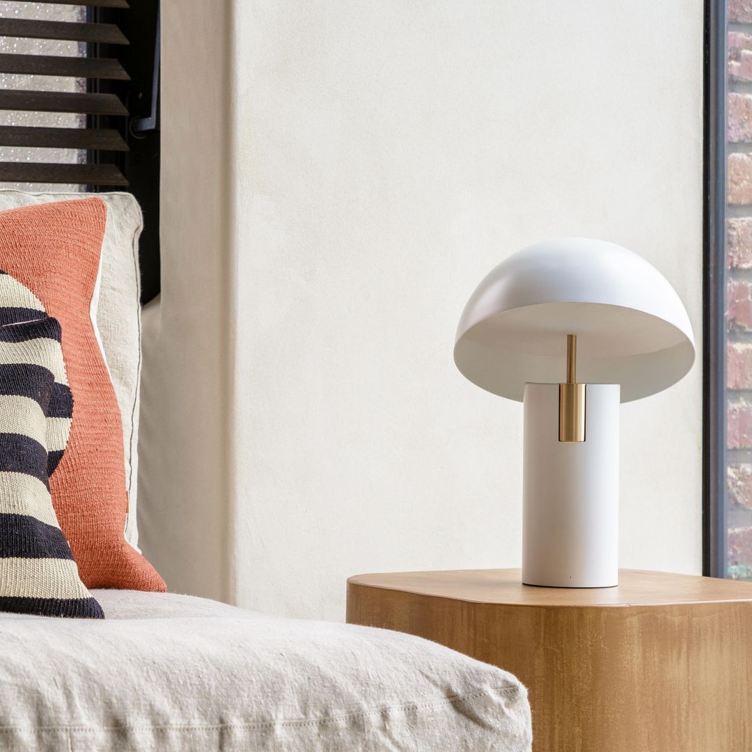 Tischlampe mit Geneigtem Schirm – Stilvolles Design