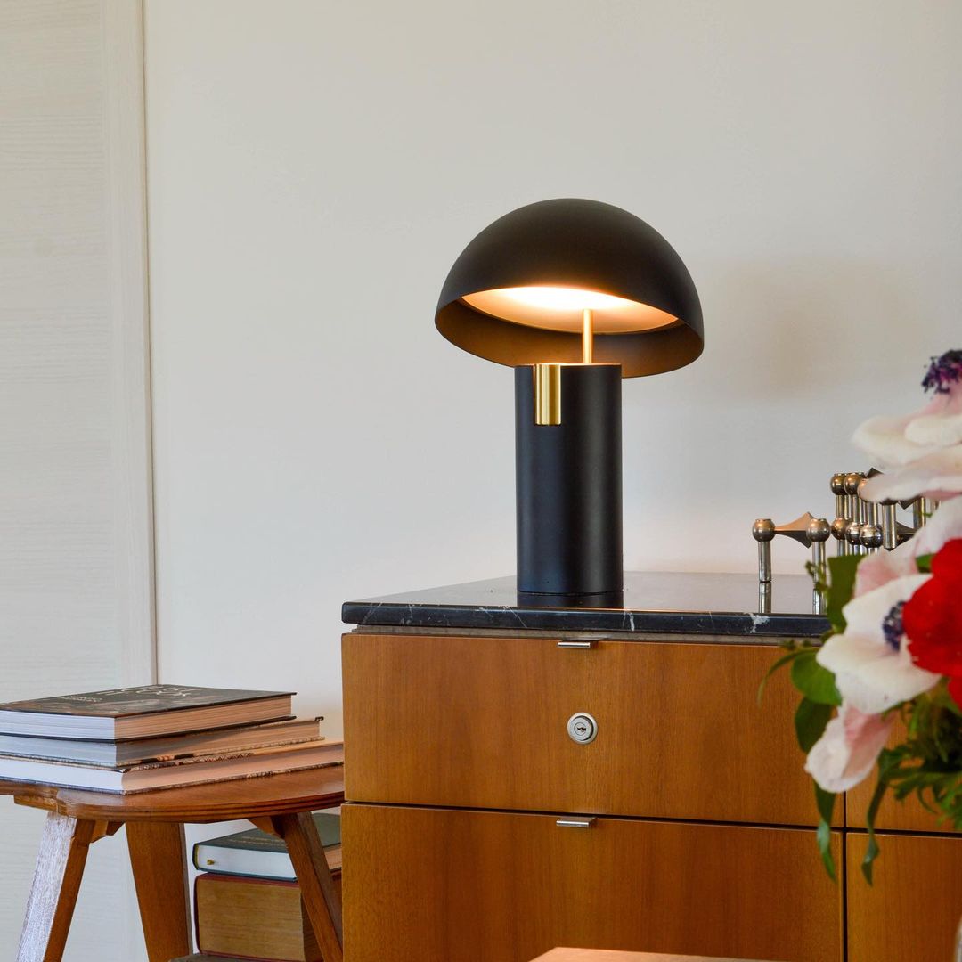 Tischlampe mit Geneigtem Schirm – Stilvolles Design
