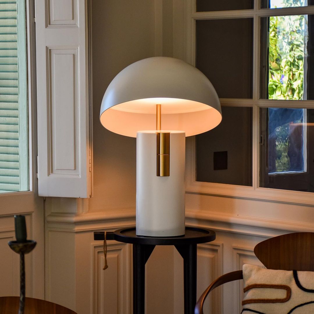 Tischlampe mit Geneigtem Schirm – Stilvolles Design