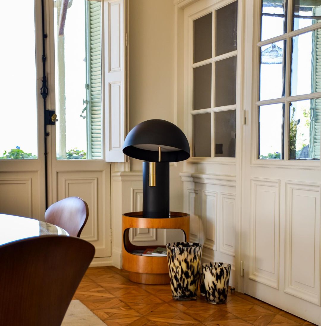 Tischlampe mit Geneigtem Schirm – Stilvolles Design