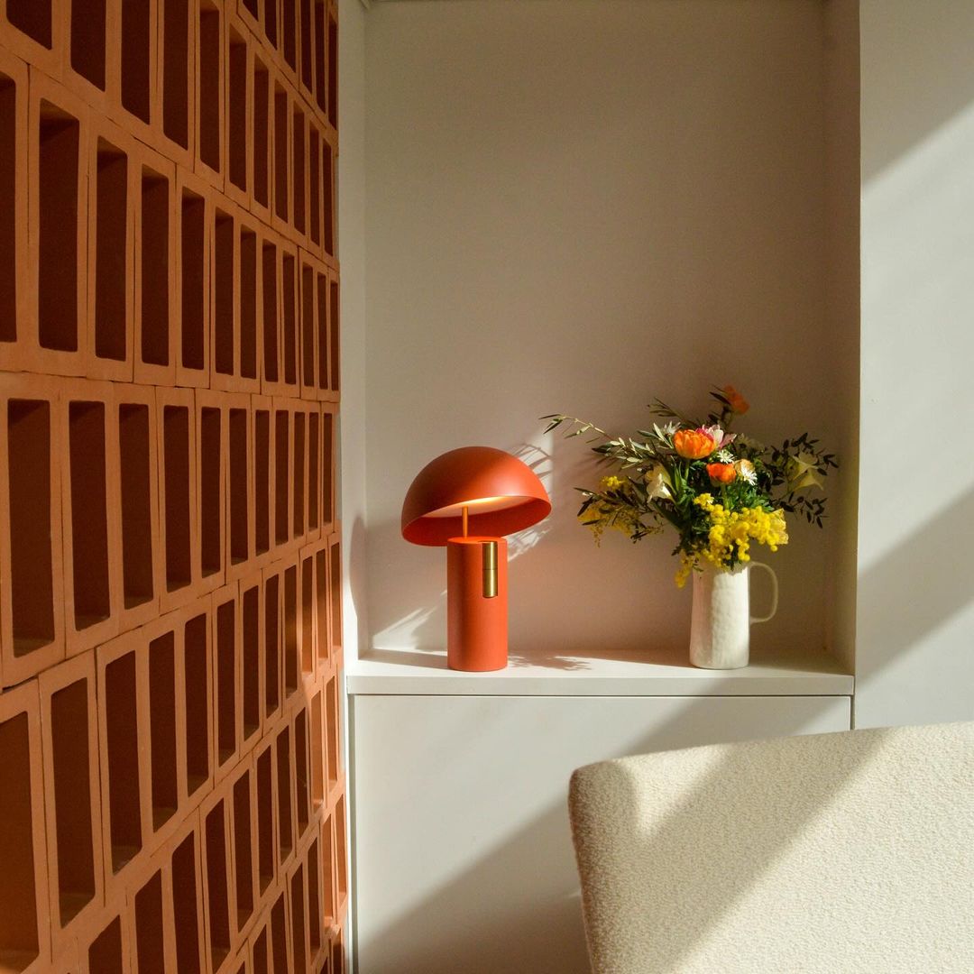 Tischlampe mit Geneigtem Schirm – Stilvolles Design