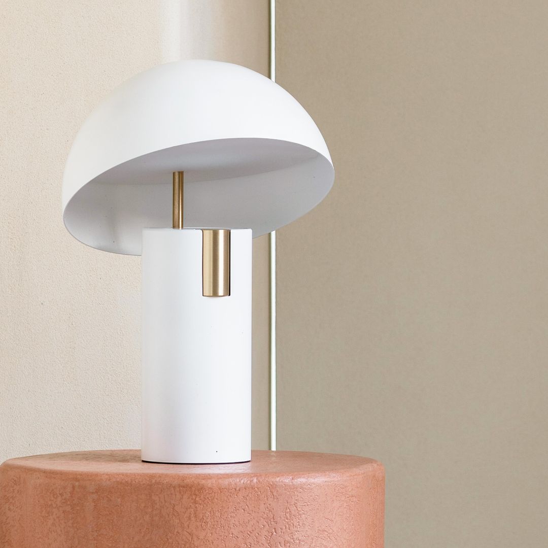 Tischlampe mit Geneigtem Schirm – Stilvolles Design