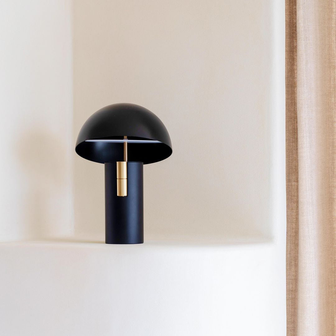 Tischlampe mit Geneigtem Schirm – Stilvolles Design