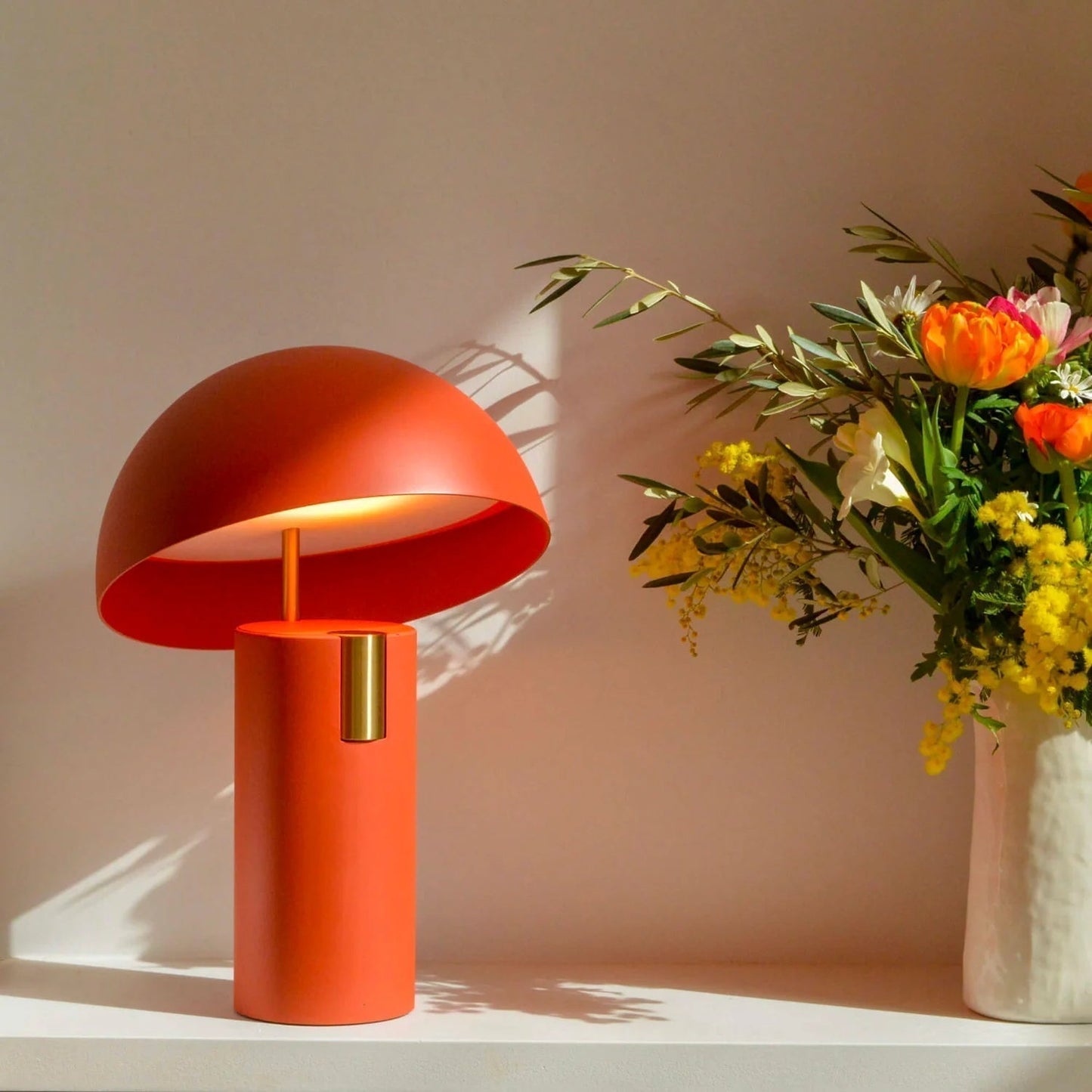 Tischlampe mit Geneigtem Schirm – Stilvolles Design