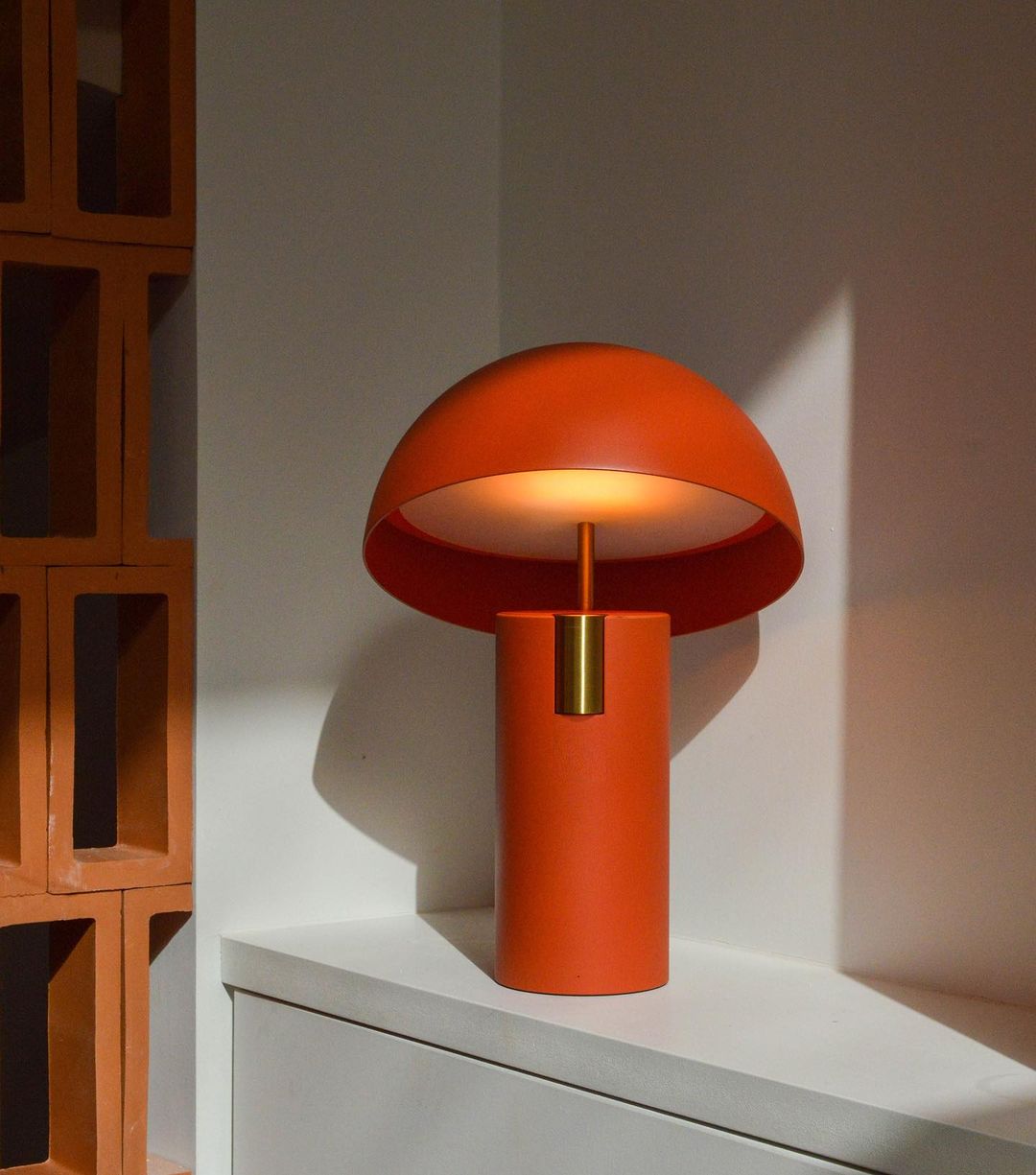 Tischlampe mit Geneigtem Schirm – Stilvolles Design