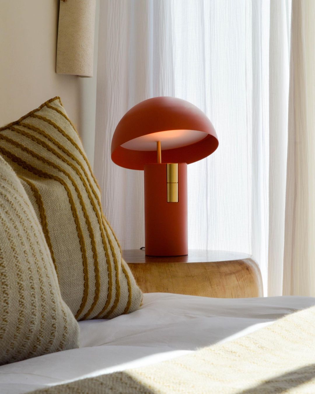 Tischlampe mit Geneigtem Schirm – Stilvolles Design
