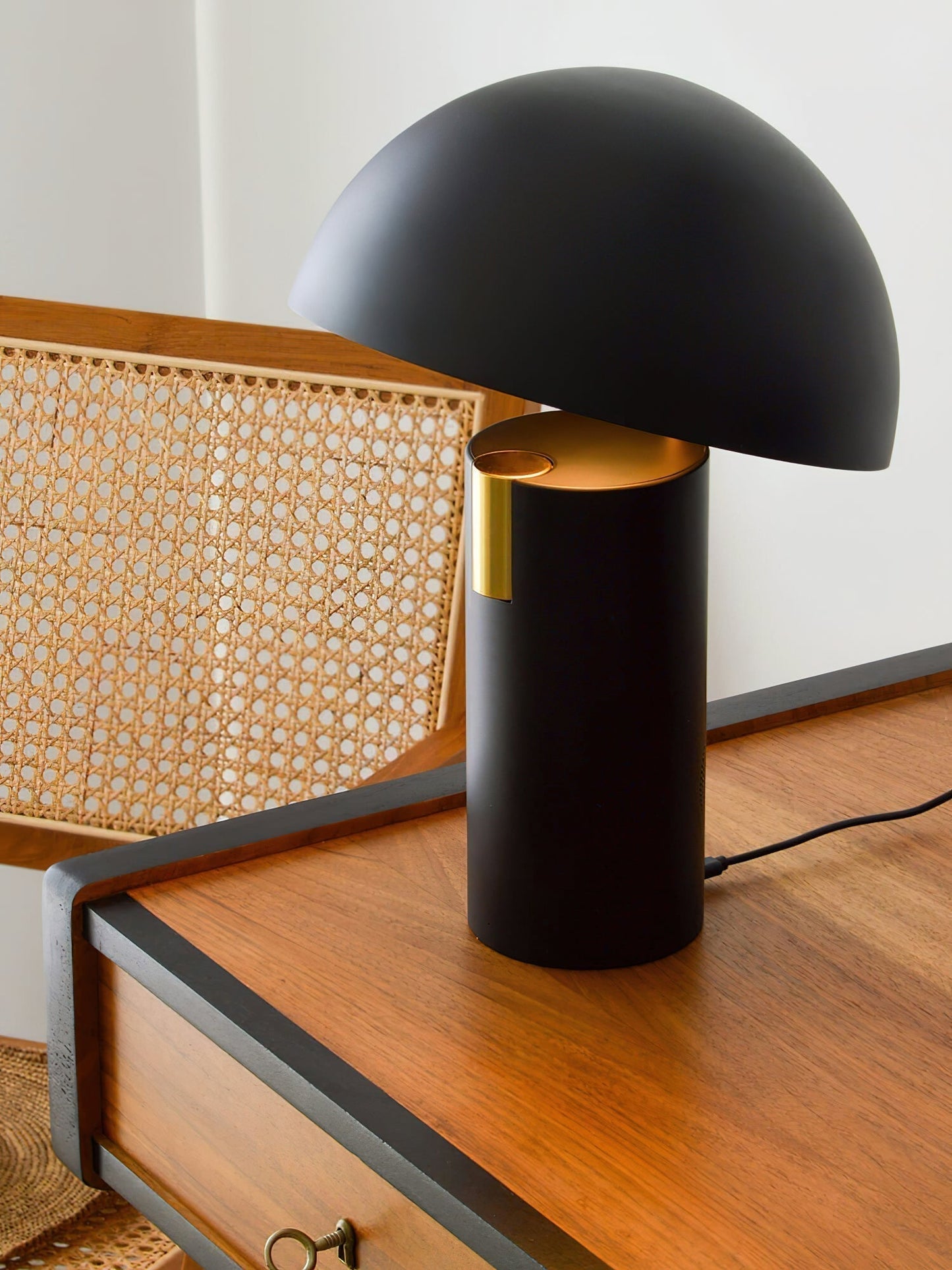 Tischlampe mit Geneigtem Schirm – Stilvolles Design