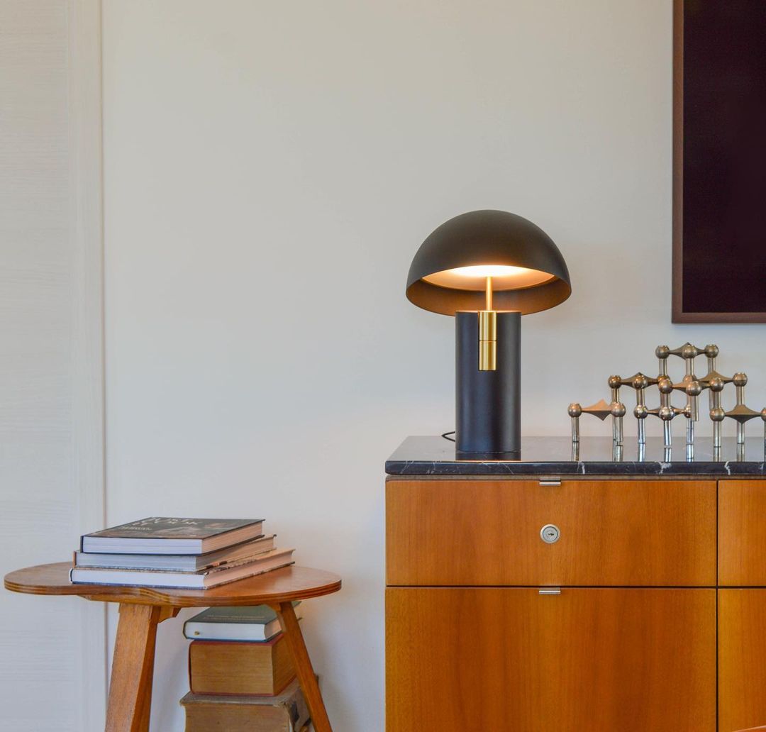Tischlampe mit Geneigtem Schirm – Stilvolles Design