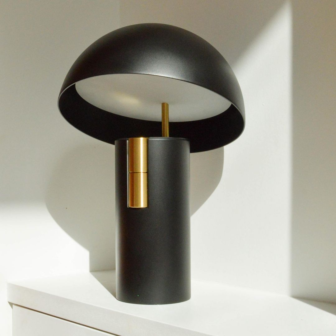 Tischlampe mit Geneigtem Schirm – Stilvolles Design