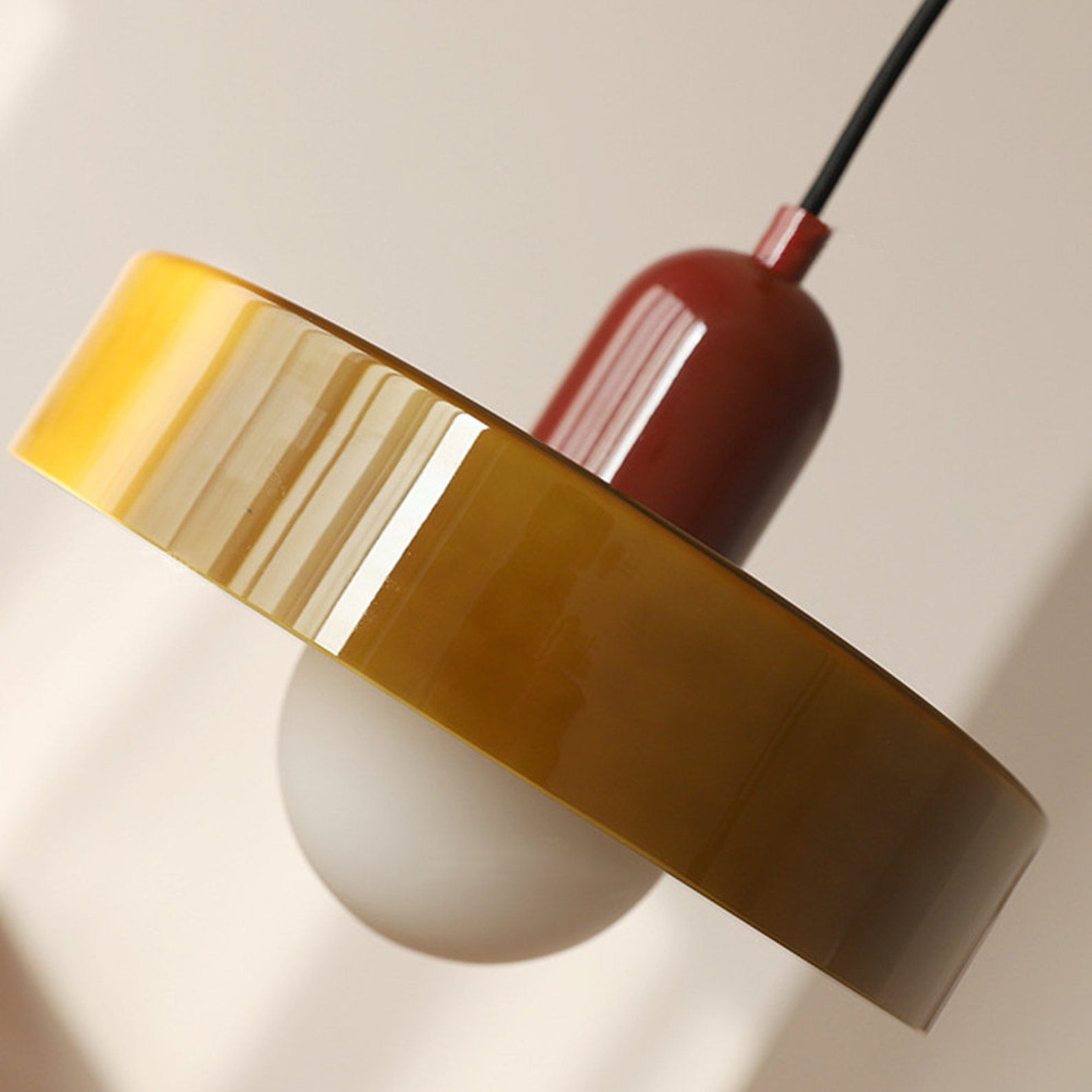 Farbige Bauhaus-Hängelampe aus Glas
